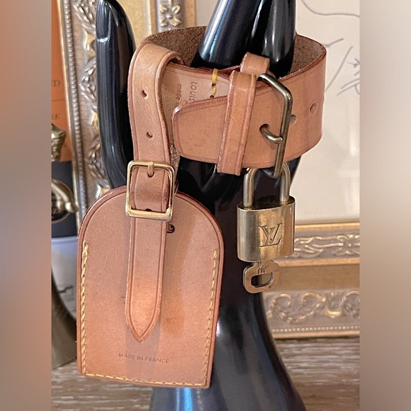 Louis Vuitton Vachetta Leather Luggage Name Tag Strap Holder, lock & key EUC 313 - Picture 6 of 9